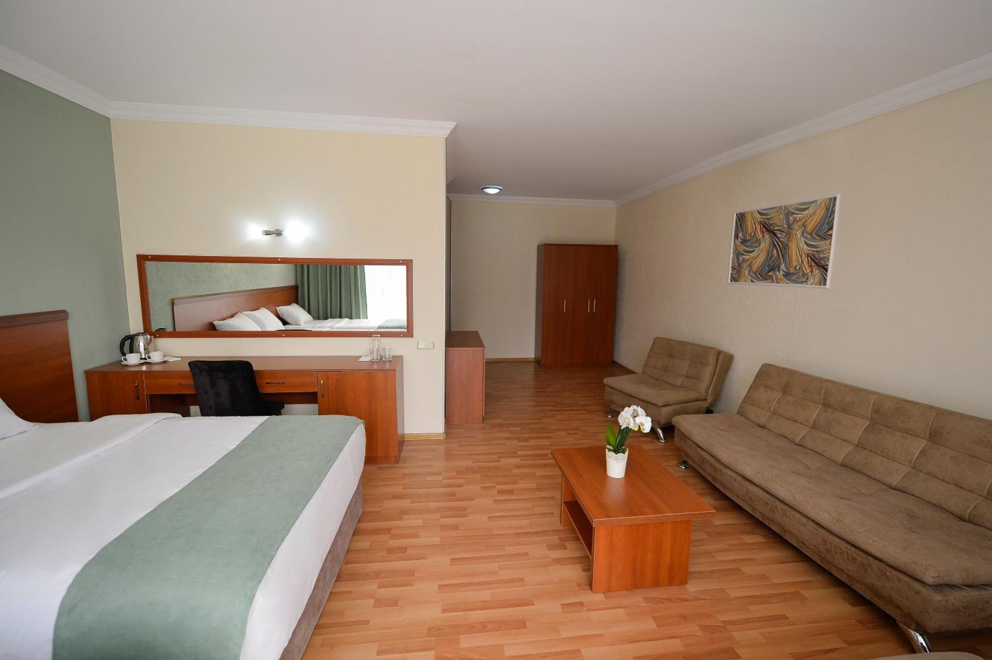 Aura Boutique Hotel Батуми Екстериор снимка