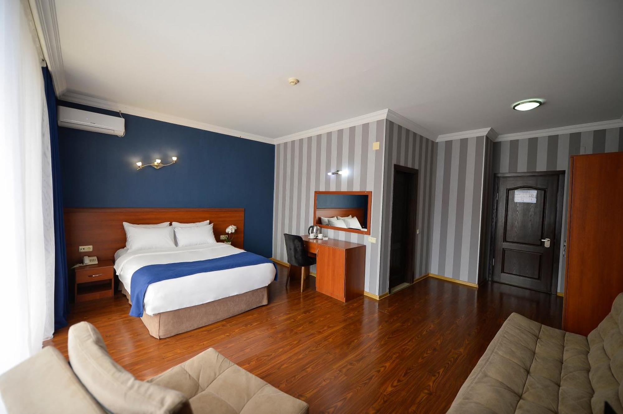 Aura Boutique Hotel Батуми Екстериор снимка